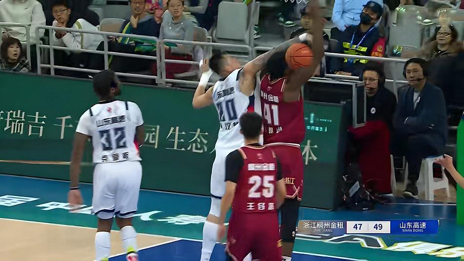 华体会体育登录入口-惊险1分险胜！CBA杯第1支4强出炉：陈林坚闪耀1战，强硬3分制胜！